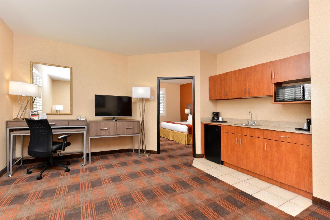 Holiday Inn Express & Suites Elk Grove Central - Hwy 99 By Ihg Экстерьер фото